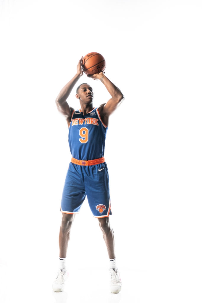 状元秀锡安引领2019新秀拍球衣写真