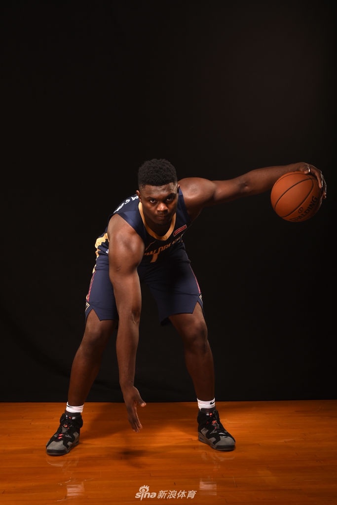 状元秀锡安引领2019新秀拍球衣写真