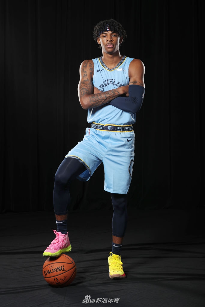 状元秀锡安引领2019新秀拍球衣写真