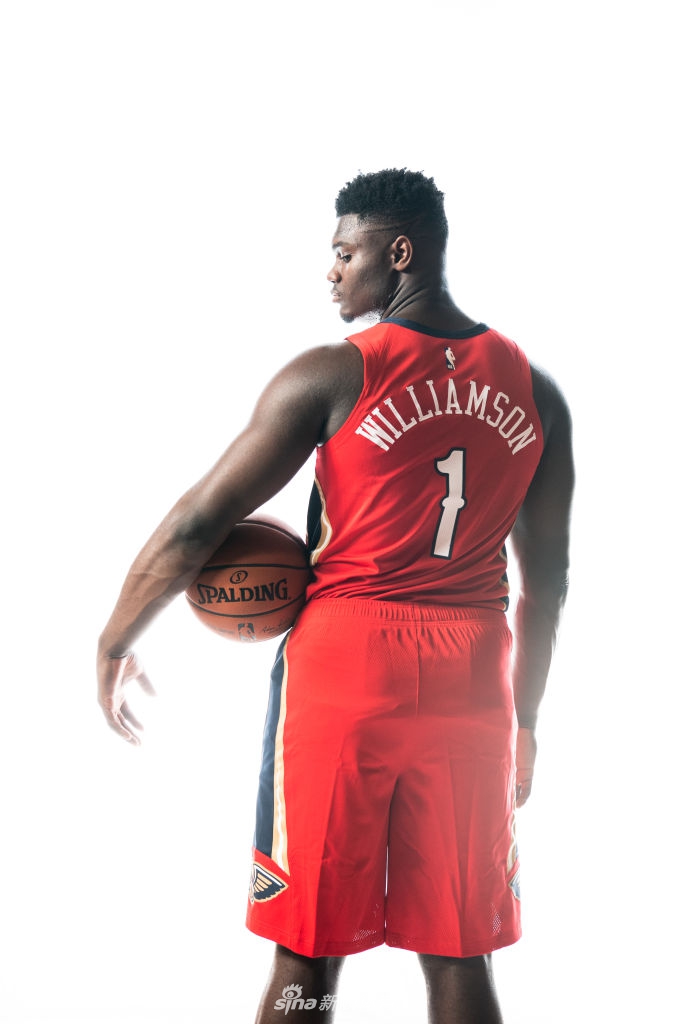 状元秀锡安引领2019新秀拍球衣写真