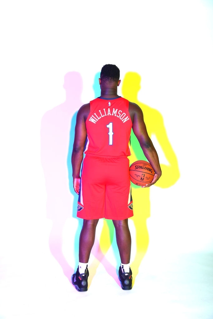 状元秀锡安引领2019新秀拍球衣写真