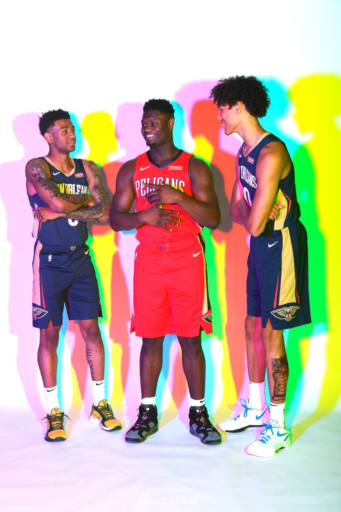 状元秀锡安引领2019新秀拍球衣写真