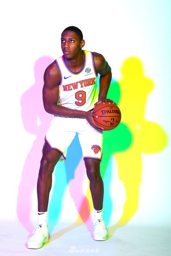 状元秀锡安引领2019新秀拍球衣写真