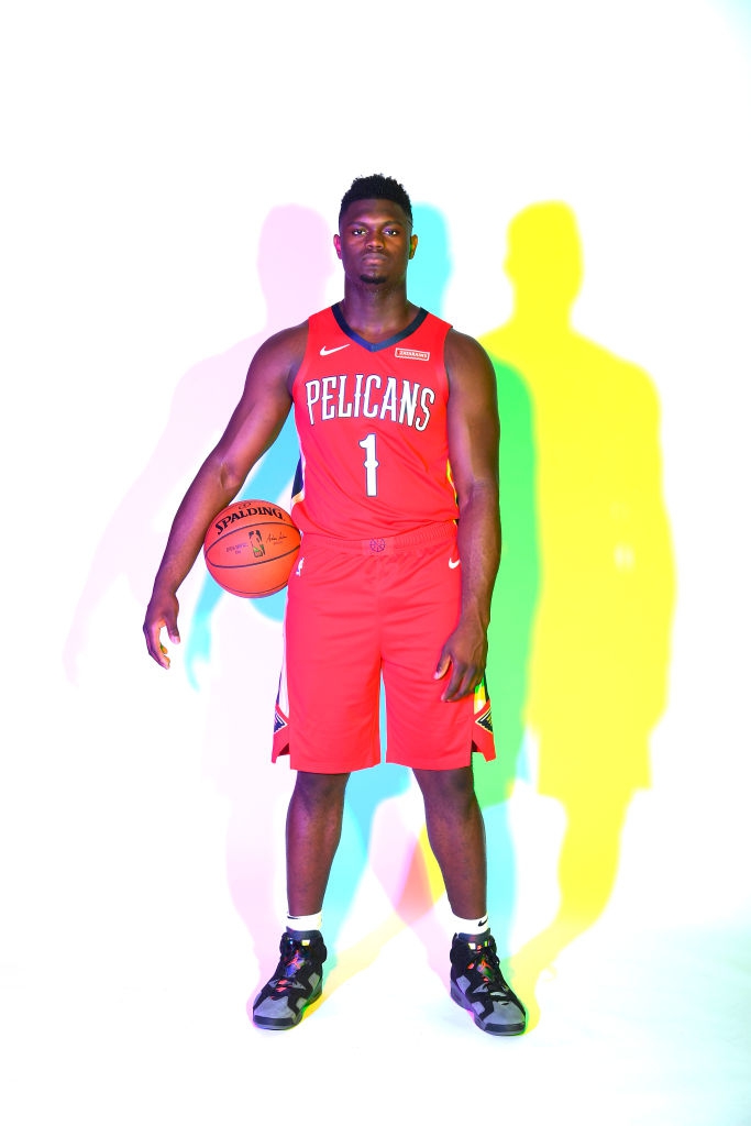 状元秀锡安引领2019新秀拍球衣写真