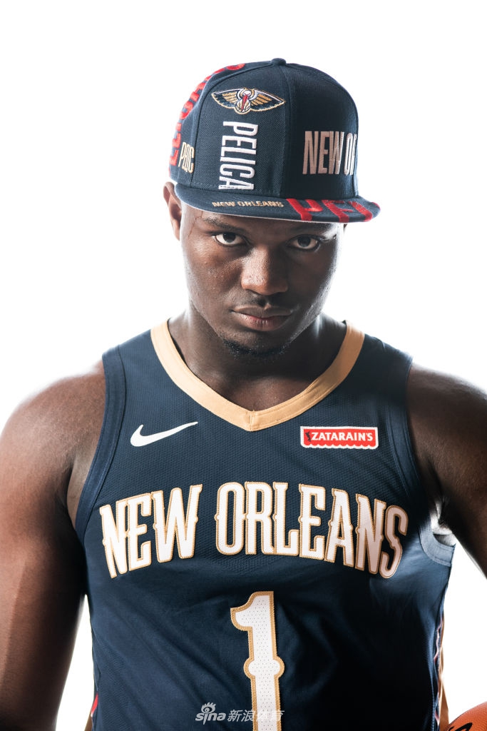 状元秀锡安引领2019新秀拍球衣写真