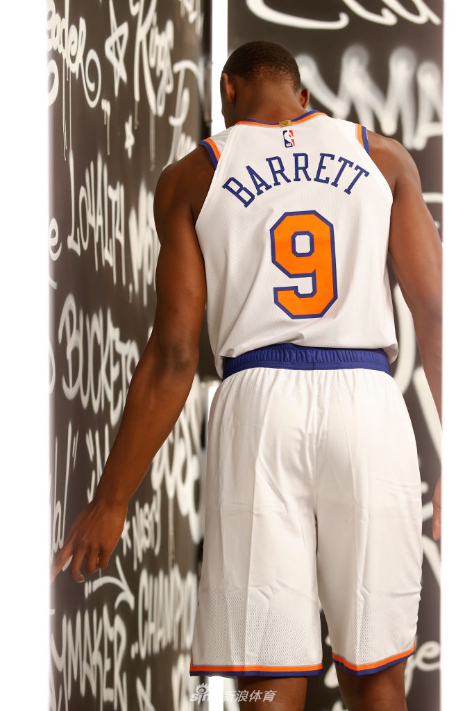 状元秀锡安引领2019新秀拍球衣写真