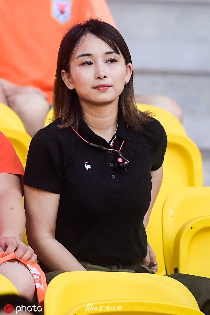 中超第22轮女球迷倩影 大连女球迷惊艳看台_高清图集_新浪网