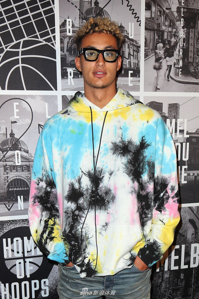 库兹马一身潮装