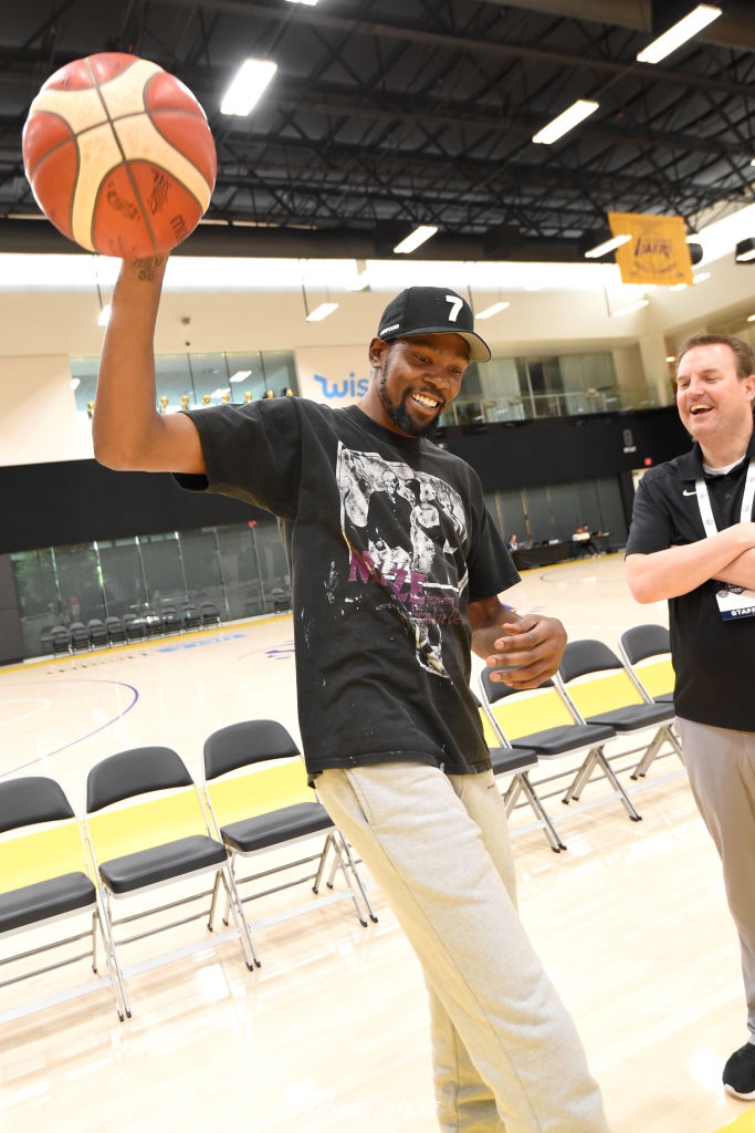 杜兰特拍摄新赛季官方写真 久违了！篮网7号