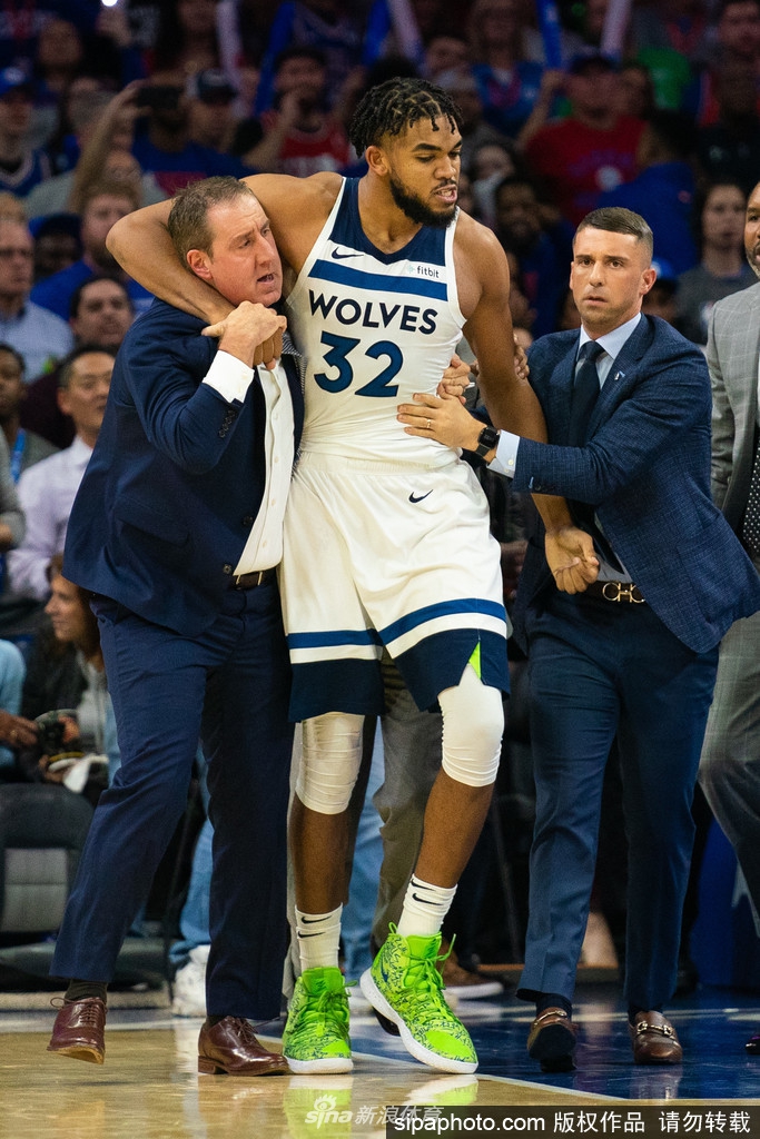 两大中锋打起来了!大帝唐斯扭打成一团西蒙斯拉偏架