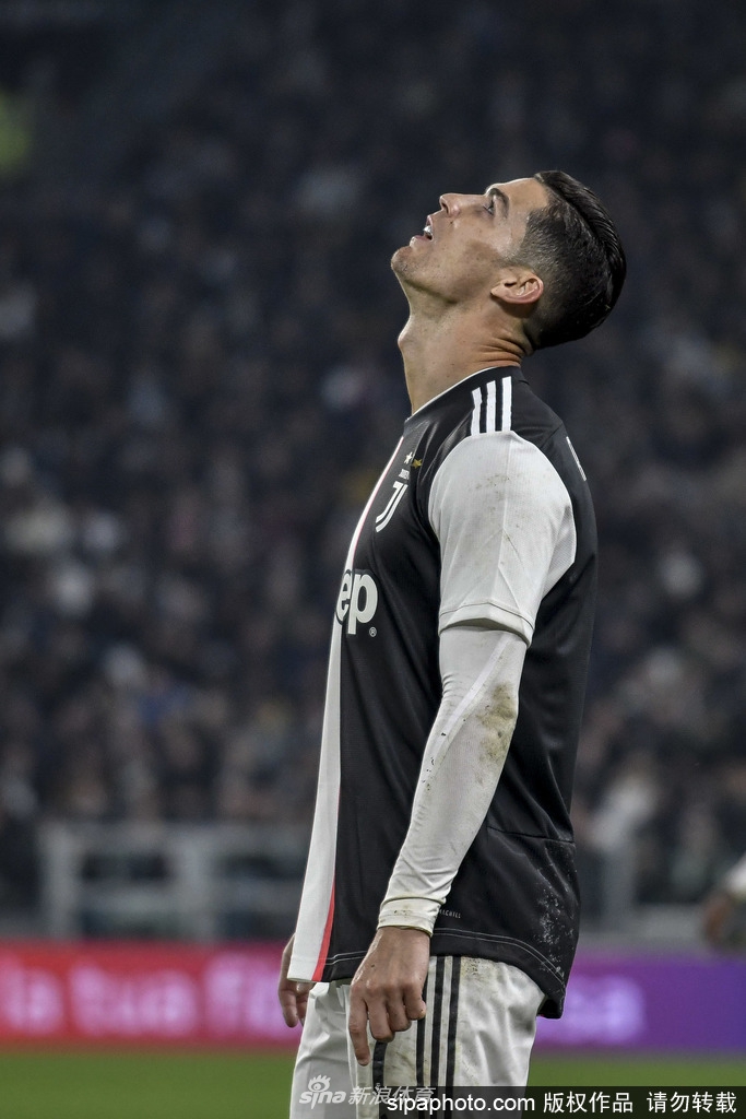 C罗提前被换下爆粗口！比赛没踢完就离开尤文主场