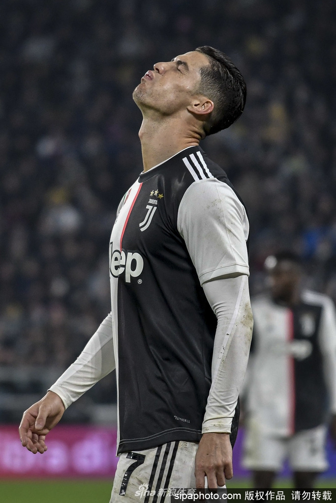 C罗提前被换下爆粗口！比赛没踢完就离开尤文主场