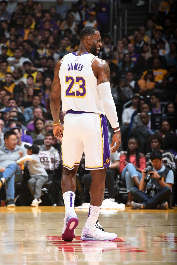 詹姆斯看见科比大笑