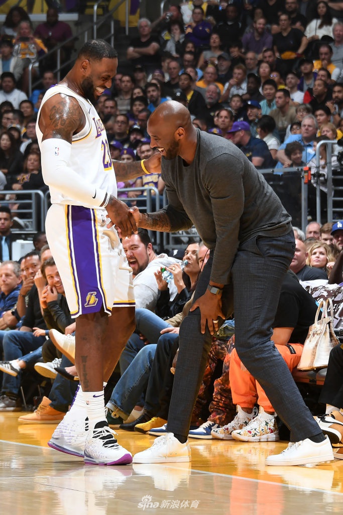 科比与詹姆斯赛场握手