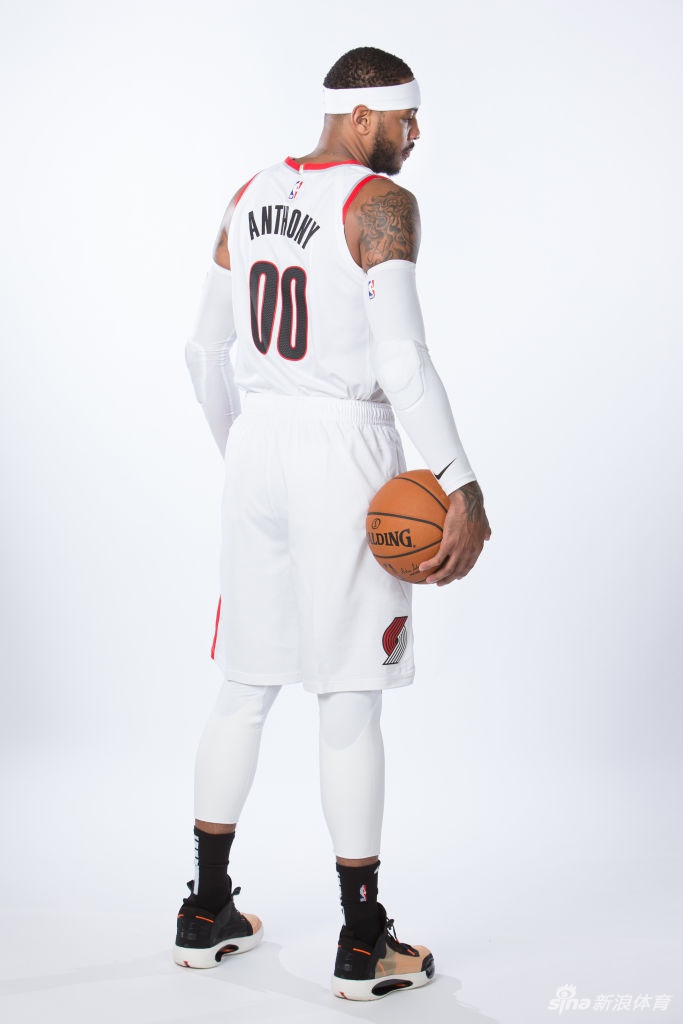 开拓者为安东尼补拍官方照 00号甜瓜位置稳了？