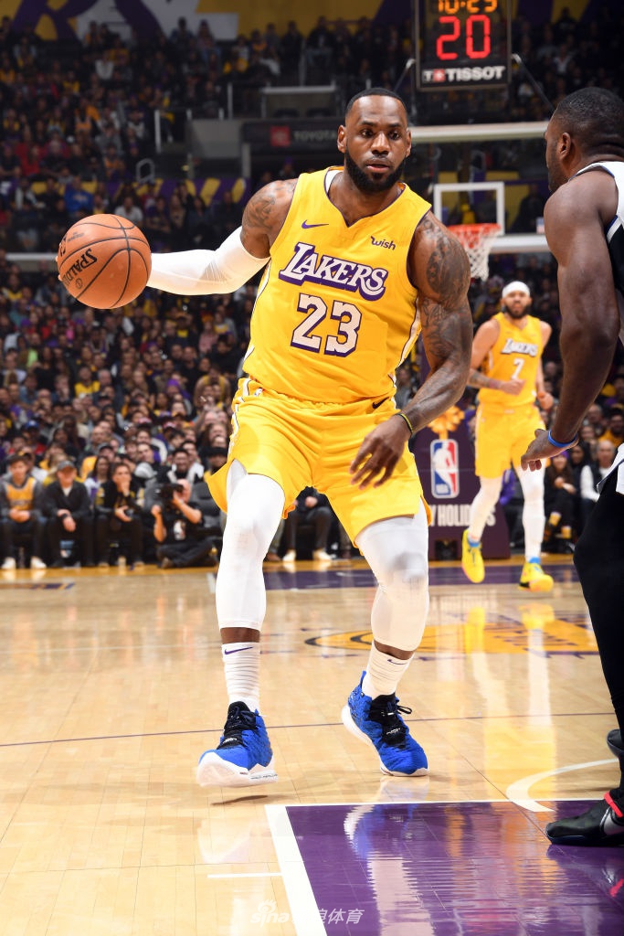 詹姆斯拿球单打