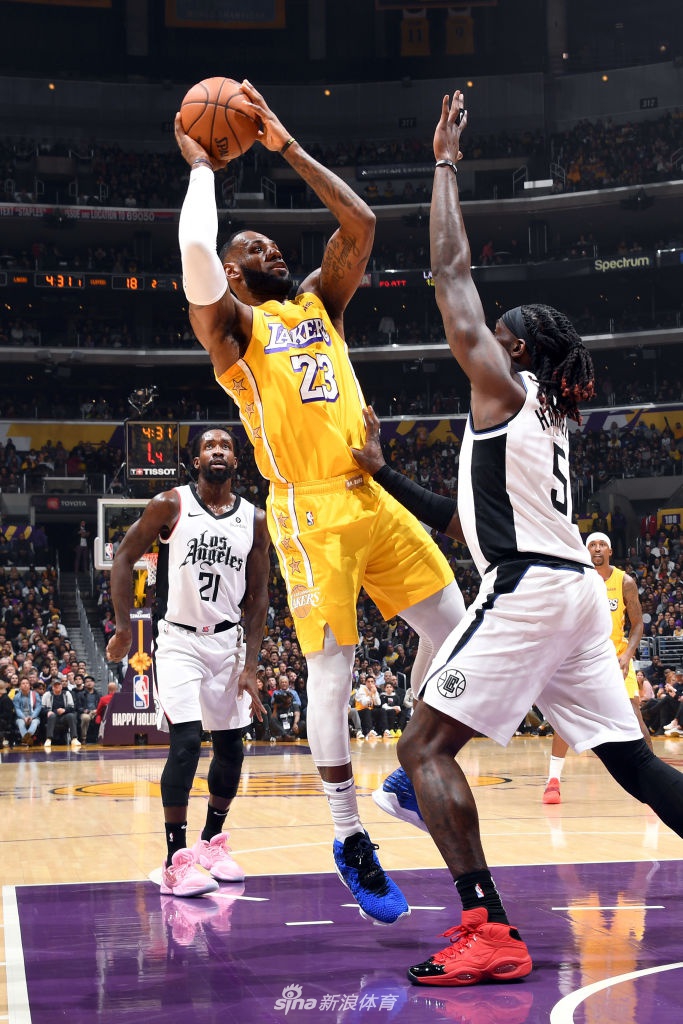 詹姆斯篮下投篮