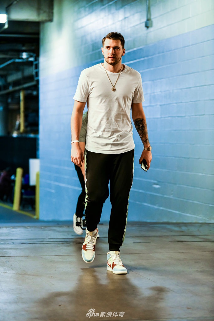 东契奇缺阵四场后复出 换新战靴的77号更帅了