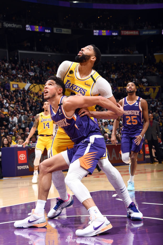 布克篮下缠绕浓眉