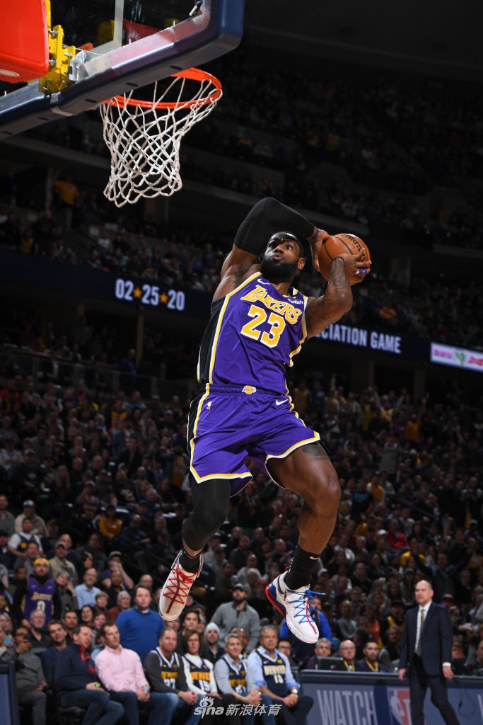 詹姆斯双手暴扣