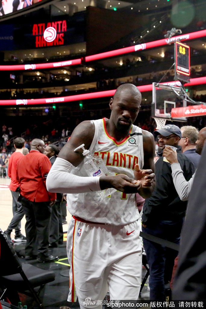 疫情袭击NBA！球员用消毒液洗手 球迷开始戴口罩