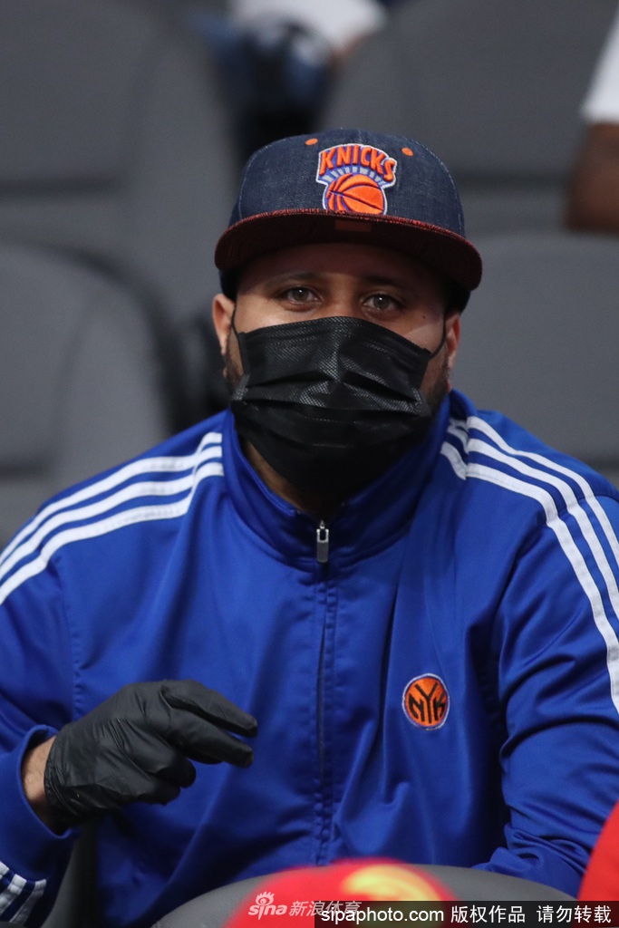 疫情袭击NBA！球员用消毒液洗手 球迷开始戴口罩