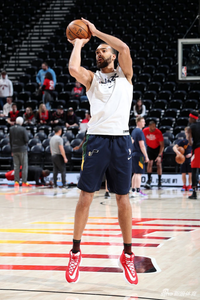 爵士球员戈贝尔新冠检测呈阳性 NBA宣布暂停本赛季