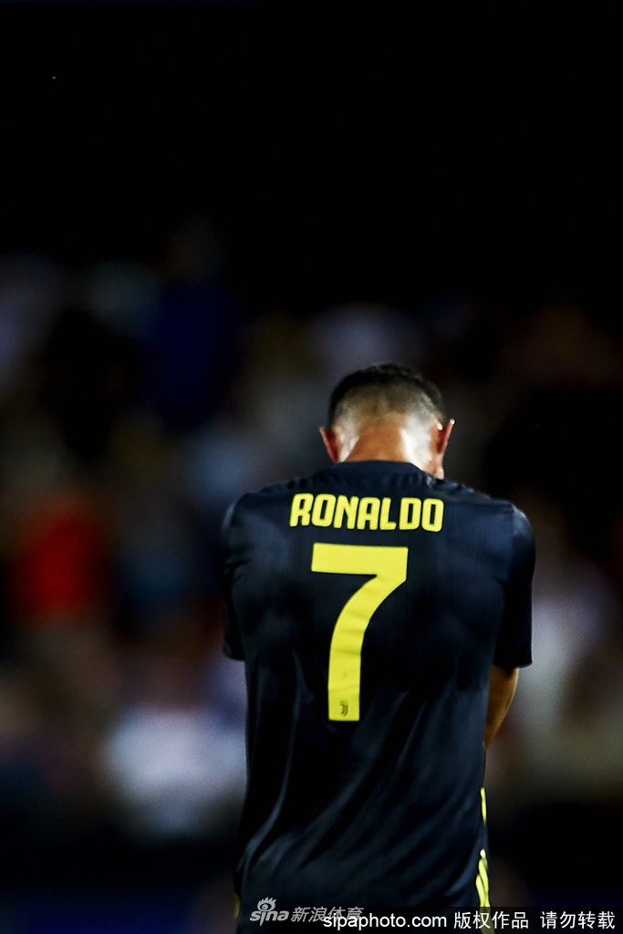 足坛第一人！体坛第三人！C罗收入将突破10亿美元