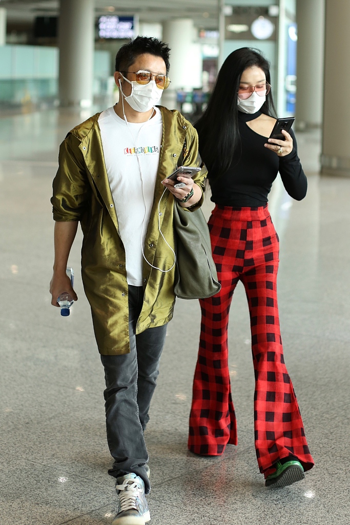 邹市明夫妇现身机场 口罩墨镜整齐安全感十足