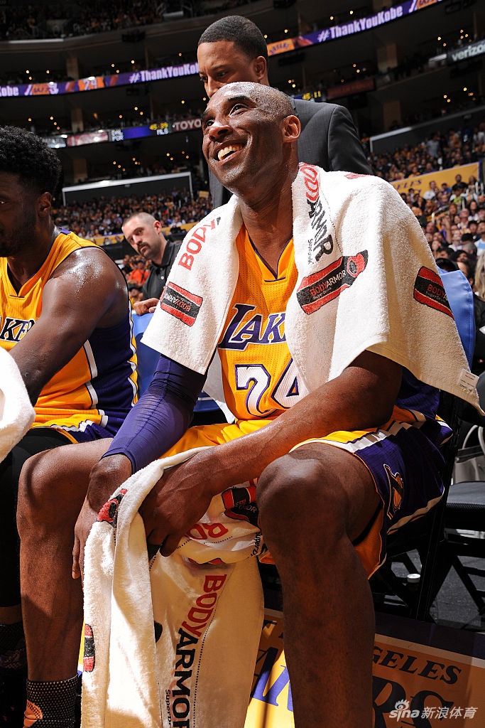 4年前今天科比告别战砍60分 24张老照片回顾最后一舞