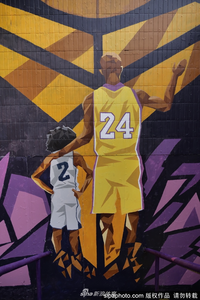 广州地铁站惊现科比涂鸦