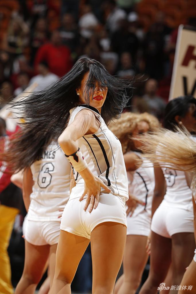 韦德与拉拉队美女合拍大片 牵辣妹玉足笑看妖娆身段