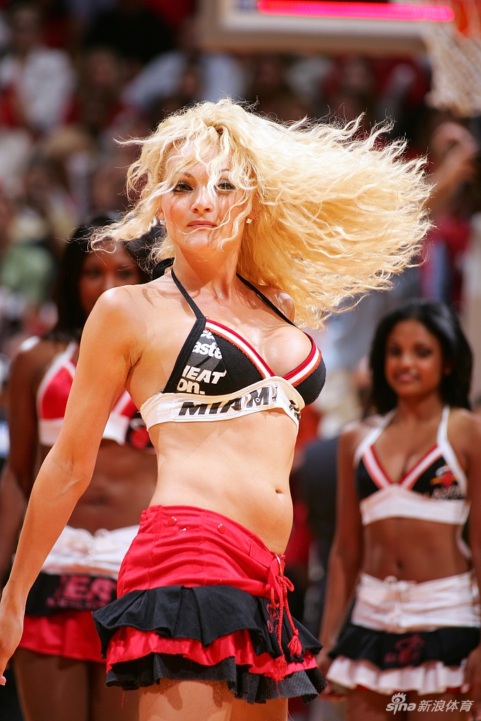 韦德与拉拉队美女合拍大片 牵辣妹玉足笑看妖娆身段