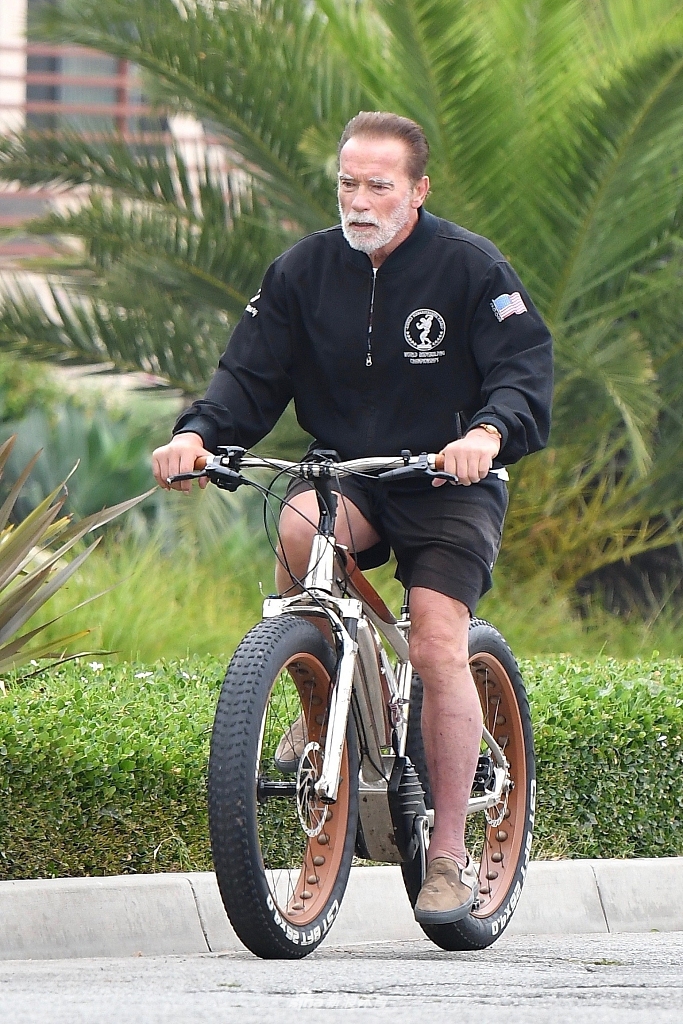 宝刀不老！施瓦辛格打扮时髦骑车健身 伸手比赞似"老顽童"