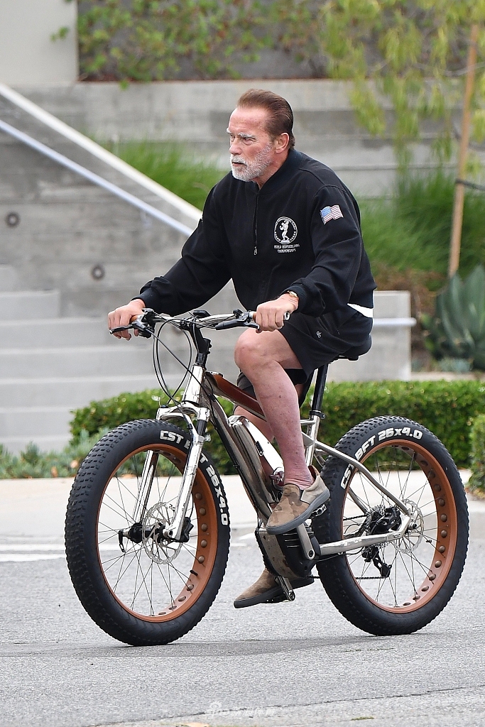 宝刀不老！施瓦辛格打扮时髦骑车健身 伸手比赞似"老顽童"