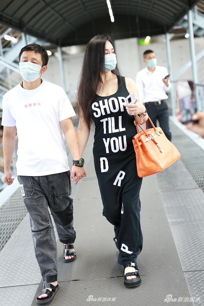 冉莹颖穿黑色背心裙身材苗条 牵手邹市明恩爱十足