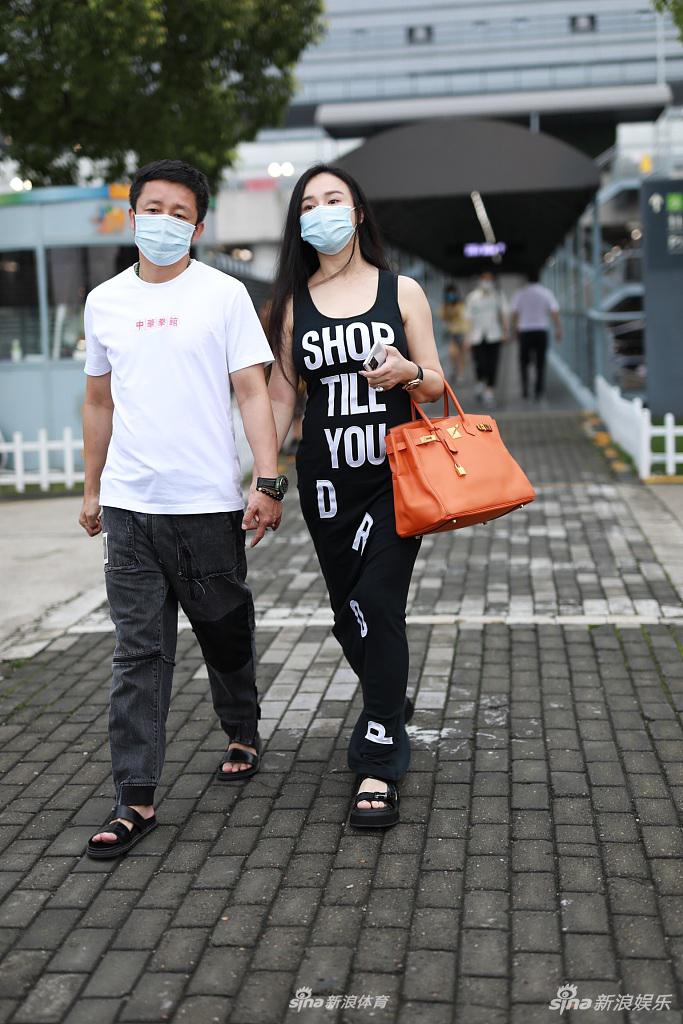 冉莹颖穿黑色背心裙身材苗条 牵手邹市明恩爱十足