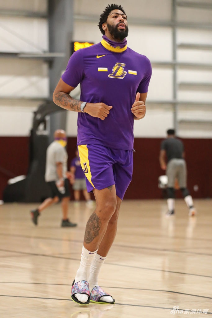 湖人队内训练备战NBA复赛 詹姆斯热身吸引眼球