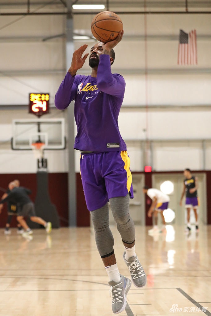 湖人队内训练备战NBA复赛 詹姆斯热身吸引眼球