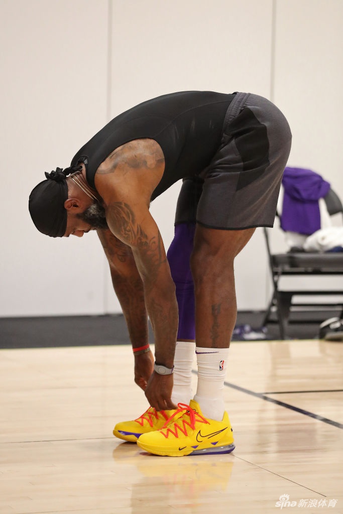 湖人队内训练备战NBA复赛 詹姆斯热身吸引眼球