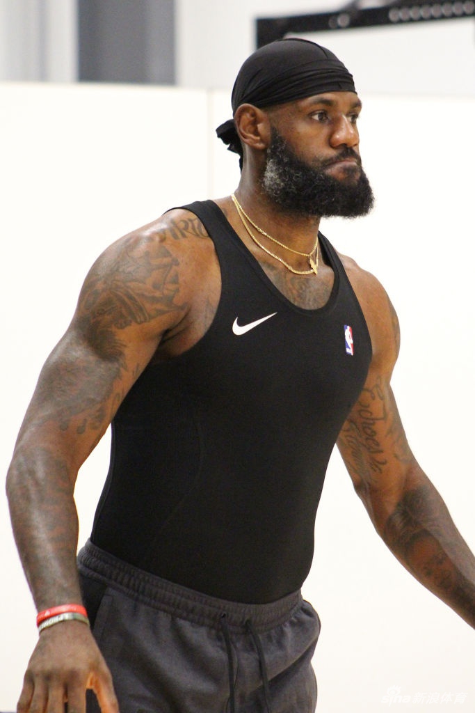 湖人队内训练备战NBA复赛 詹姆斯热身吸引眼球