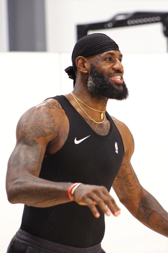 湖人队内训练备战NBA复赛 詹姆斯热身吸引眼球