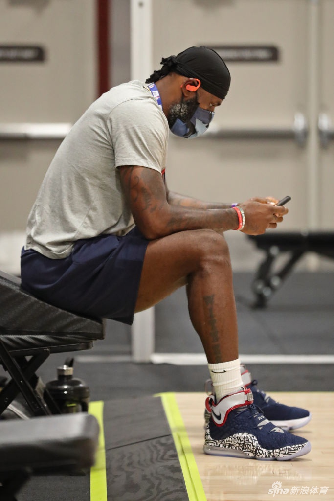 湖人队内训练备战NBA复赛 詹姆斯热身吸引眼球