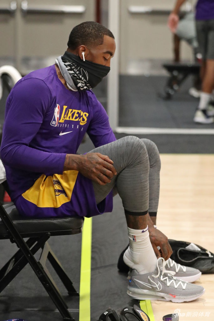 湖人队内训练备战NBA复赛 詹姆斯热身吸引眼球