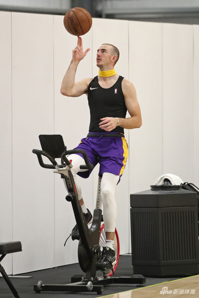 湖人队内训练备战NBA复赛 詹姆斯热身吸引眼球