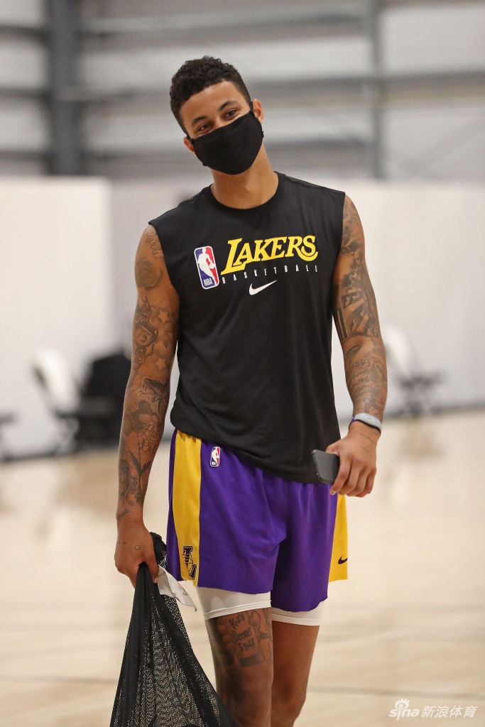 湖人队内训练备战NBA复赛 詹姆斯热身吸引眼球