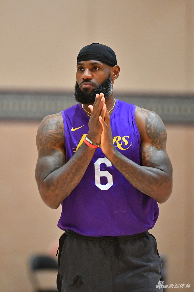 日,nba湖人队继续训练备战即将开始的复赛,詹姆斯等球星全力以赴训练
