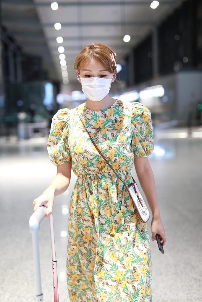 田亮美妻叶一茜碎花裙造型复古 戴金色发卡青春可爱