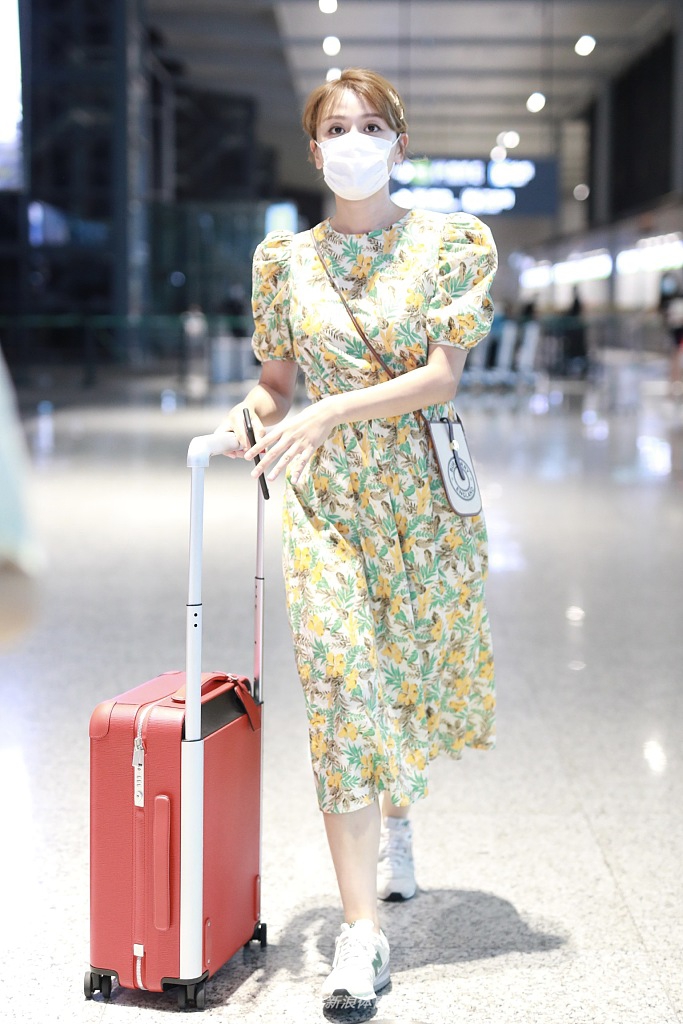 田亮美妻叶一茜碎花裙造型复古 戴金色发卡青春可爱