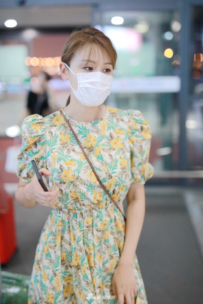 田亮美妻叶一茜碎花裙造型复古 戴金色发卡青春可爱